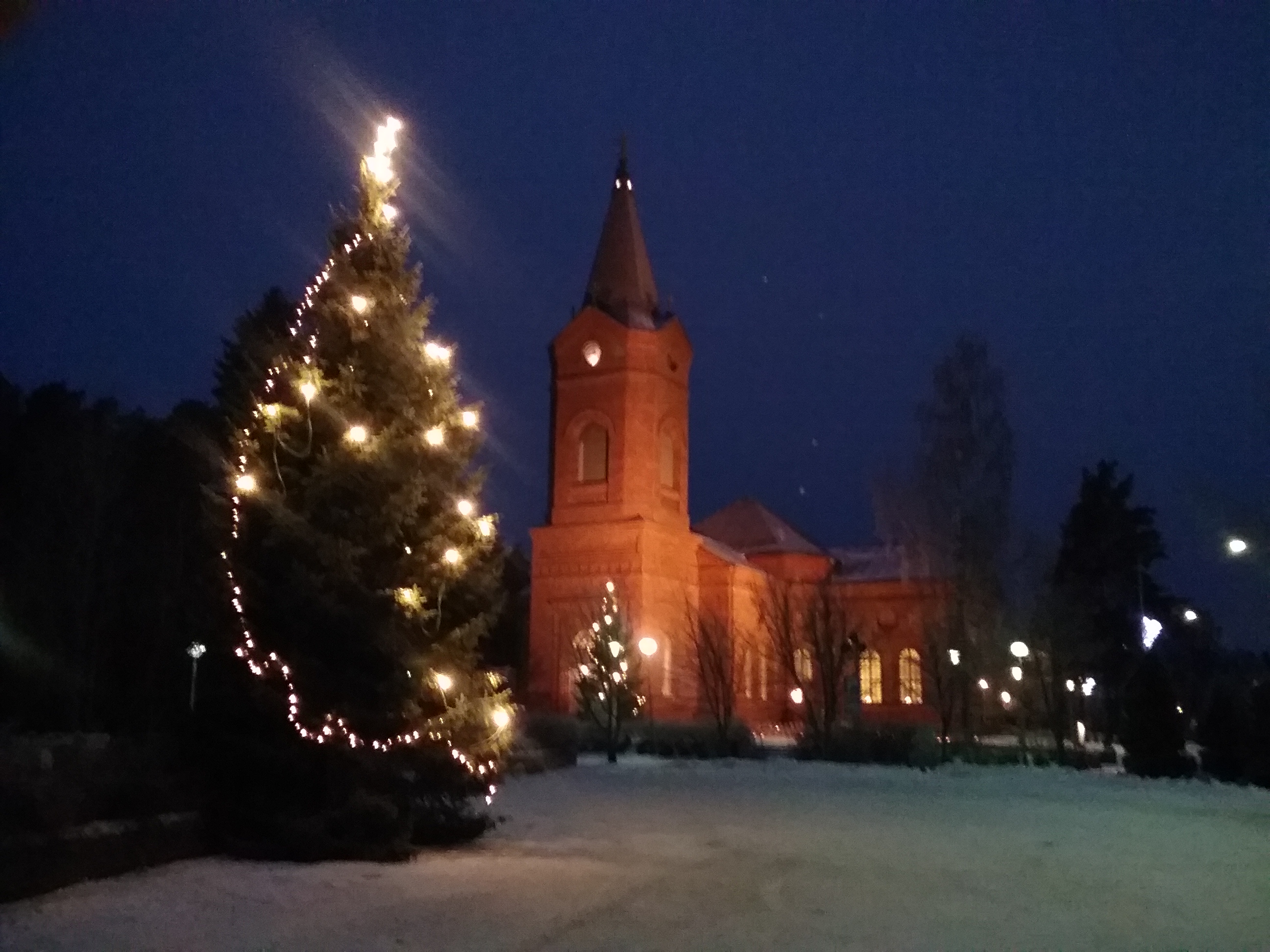 Joulukuusi Pälkäneen torilla.