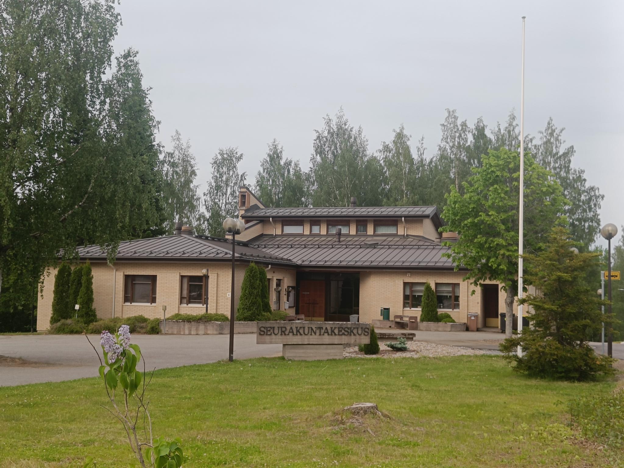 Luopioisten seurakuntakeskuksen uusi katto