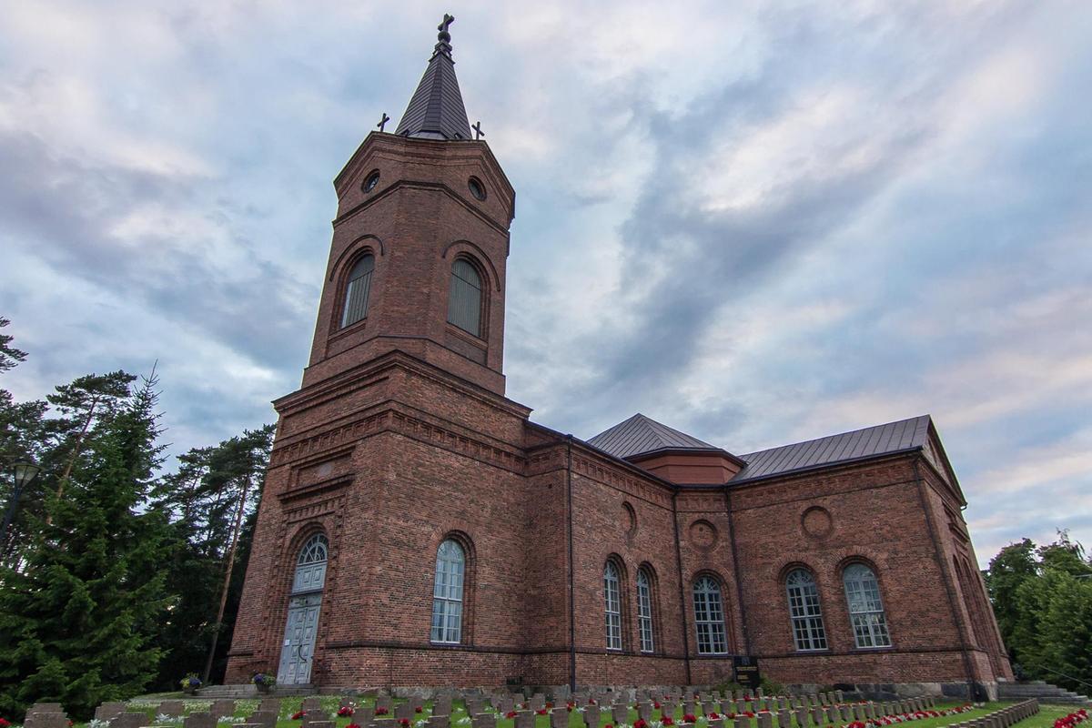 Ulkokuva Pälkäneen kirkosta torin suunasta