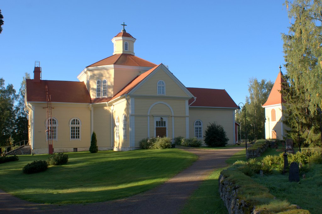 Luopioisten kirkko Luopioisten kirkon ulkokuva Keskitien portilta päin