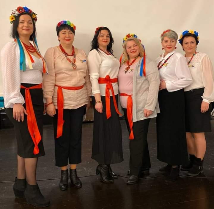 Ukrainalaiset äidit Lammilta laulavat konsertissa