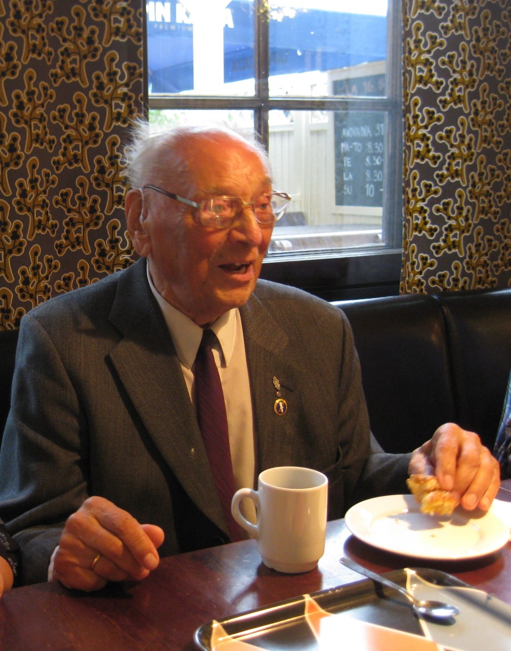 Toimi Ahvenjärvi kahvilla Liekissä 2014