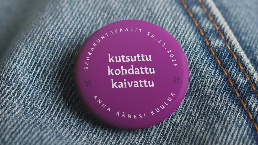 Violetti rintamerkki farkkukankaalla, teksti 